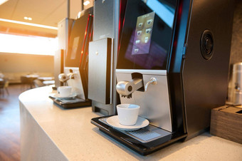 特写镜头自助服务蒸汽咖啡机器贵宾休息室餐厅自助餐厅国际机场离开终端