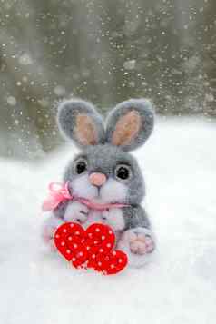 快乐情人节一天问候卡横幅豪华的兔子持有红色的心象征爱假期快乐情人节一天降雪背景森林