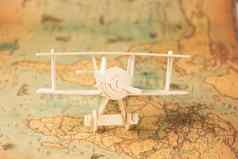 木玩具飞机世界地图表格旅行假期概念