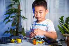 亚洲孩子男孩堵塞能源信号电缆传感器芯片arduino机器人车