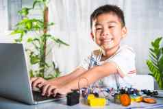 亚洲孩子男孩学习编码编程移动PCarduino机器人车
