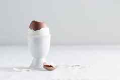 巧克力蛋白色eggstand持有人