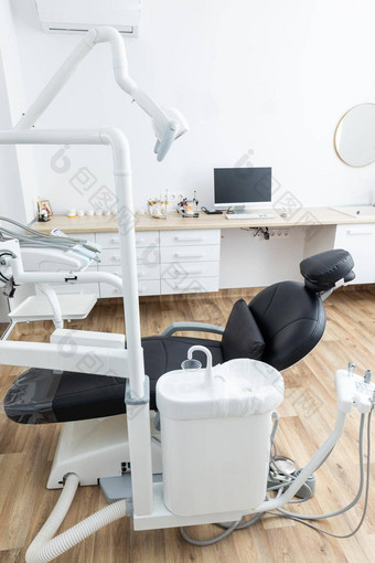现代牙科内阁白色颜色价格不同牙科设备椅子灯钻机器概念牙科治疗