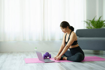 压力救援肌肉放松呼吸<strong>练习</strong>锻炼冥想肖像年轻的亚洲女人放松身体办公室工作<strong>练习</strong>瑜伽看在线教程