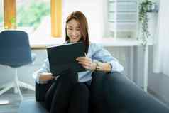互联网学习在线购物销售会议信息搜索年轻的亚洲女人平板电脑移动工作首页