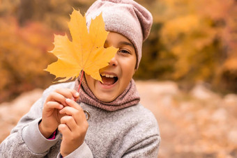 孩子们玩<strong>秋</strong>天公园孩子们扔黄色的叶子孩子女孩枫木叶<strong>秋</strong>天树叶家庭户外有趣的<strong>秋</strong>天蹒跚学步的学龄前儿童<strong>秋</strong>天