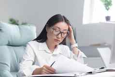 亚洲业务女人纸工作累了沮丧工作办公室女员工好文档金融报告