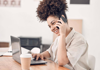 年轻的快乐混合比赛女商人调用工作移动PC工作快乐的拉美裔女商人会说话的手机检查电子邮件办公室