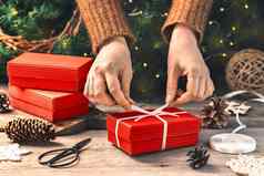 准备礼物盒子丝带圣诞节礼物