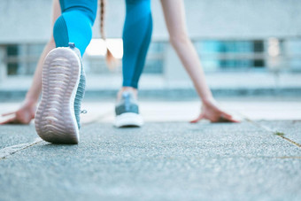特写镜头唯一的鞋子女运动员准备运行比赛开始位置锻炼在户外运动女人穿鞋子冲刺有氧运动培训