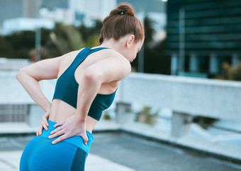 高加索人女人持有痛较低的回来锻炼在户外女运动员痛<strong>苦</strong>痛<strong>苦</strong>的脊柱受伤骨折联合发炎肌肉锻炼<strong>苦苦</strong>挣扎的僵硬的身体抽筋导致不舒服应变