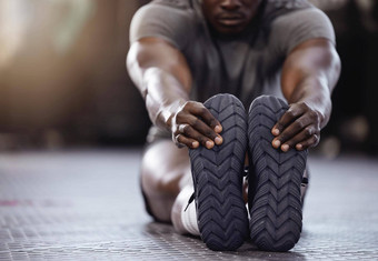 未知的非洲美国运动员伸展运动腿坐着健身房强大的适合活跃的黑色的男人。准备好了锻炼中心warmup锻炼例程健康重量培训