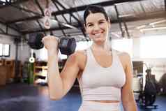 肖像微笑年轻的高加索人运动员提升哑铃二头肌旋度锻炼健身房强大的适合活跃的女人培训权重健康体育运动俱乐部举重锻炼例程