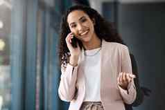 女商人会说话的手机企业家使调用智能手机肖像微笑女商人电话调用女商人办公室使调用移动