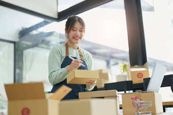肖像小启动锻造老板亚洲女企业家写作信息记事本组织<strong>产品包装盒</strong>子客户