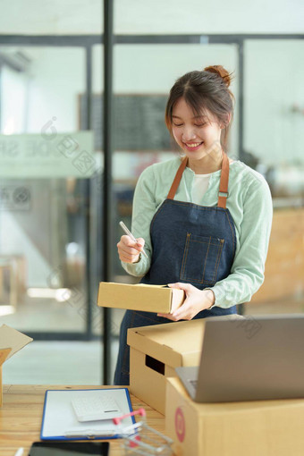 肖像小启动锻造老板亚洲女企业家写作信息记事本组织产品包装盒子客户