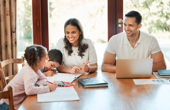 年轻的快乐混合比赛家庭坐着表格首页拉美裔父亲工作移动PC孩子们画有爱心的妈妈。帮助儿子女儿家庭作业