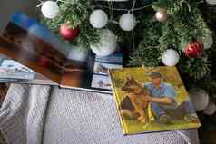 照片书家庭照片专辑圣诞节树包围圣诞节礼物