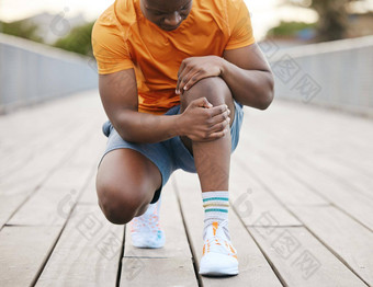 慢跑者膝盖疼痛非洲美国男人。抓住膝盖疼痛锻炼慢跑者膝盖疼痛非洲美国男人。抓住膝盖疼痛锻炼