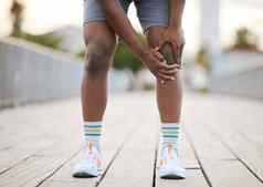 男人。抓住膝盖疼痛锻炼非洲美国慢跑者弯曲抓住膝盖疼痛