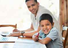 兴奋学龄前儿童男孩画写作蜡笔表格首页爸爸作品远程孩子坐着父在线教育类
