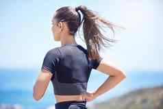 后视图未知的适合活跃的混合比赛女运行每天锻炼例程