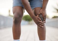 男人。抓住膝盖疼痛锻炼非洲美国慢跑者弯曲抓住膝盖疼痛