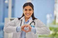 肖像快乐混合比赛女医生形成心形状手医院有爱心的微笑显示心象征支持慈善机构医疗保健专业工作心脏病学