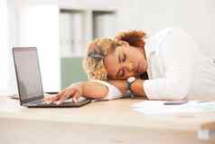 年轻的混合比赛业务女人睡觉办公室前面移动PC桌子上拉丁女企业家睡着了眼睛关闭工作小业务首页