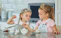 女孩公主茶聚会，派对首页兄弟姐妹朋友穿tiaras玩茶集饼干厨房表格姐妹玩