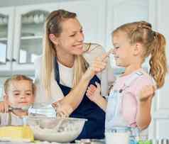 快乐爱的家庭烘焙微笑妈妈。女儿烹饪饼干有趣的厨房自制的食物助手
