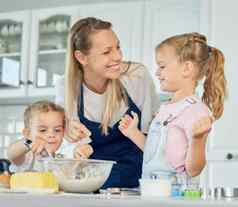 快乐爱的家庭烘焙妈妈。女儿烹饪饼干有趣的厨房自制的食物助手