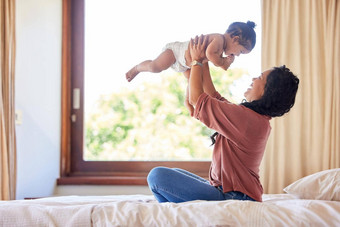 妈妈。玩婴儿女儿床上房间携带<strong>提升</strong>有趣的成键妈妈。玩婴儿女儿床上房间携带<strong>提升</strong>有趣的成键