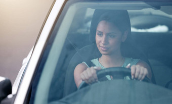 快乐的混合比赛女人开<strong>车车</strong>拉美裔女人快乐购<strong>买车</strong>通过司机测试<strong>车</strong>保险