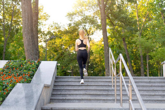 <strong>体育</strong>运动健身适合女人运行步骤夏天<strong>阳光</strong>明媚的早....高加索人运动女慢跑户外有氧运动培训活跃的健康的生活方式