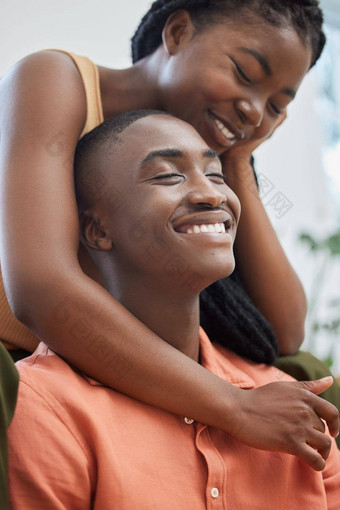 爱的夫妇充满深情的快乐的非洲美国夫妇成键支出时间快乐的男朋友女朋友分享亲密的时刻感觉安全担保