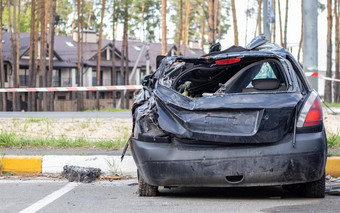 拍摄车战争乌克兰车事故破碎的后窗口残骸室内现代车事故详细的特写镜头视图损坏的车