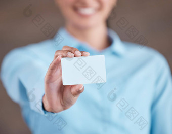 特写镜头女手显示业务卡特写镜头业务女人持有空白纸手持有空白白色卡模型
