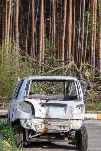 破碎的车交通事故停车很多修复站车身体损害车间在户外出售保险汽车事故街车碰撞城市