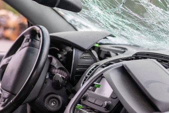 损坏的车窗口事故破碎的挡风玻璃结果事故内部视图小屋室内细节视图出租车安全运动破碎的挡风玻璃玻璃裂纹损害
