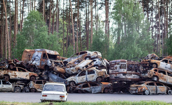 很多生锈的烧汽车irpen拍摄俄罗斯军事俄罗斯的<strong>战争</strong>乌克兰墓地摧毁了汽车平民疏散<strong>战争</strong>区