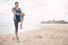添加变异锻炼会话标题海滩拍摄运动年轻的女人伸展运动腿锻炼海滩