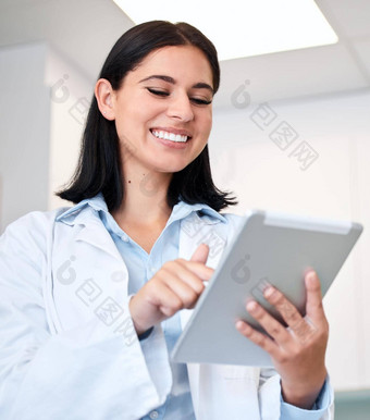 自信年轻的女牙医工作数字平板电脑医生房间美丽的专业年轻的女人工作牙科办公室口服健康资源容易找到在线