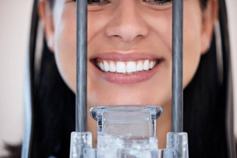 特写镜头女人数字x射线扫描口牙医女微笑牙科检查病人采取护理口服卫生维护健康的牙齿牙龈