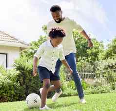 能源今天拍摄父亲儿子玩足球在户外