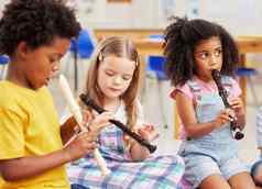 长笛最喜欢的仪器拍摄孩子们学习音乐的仪器类