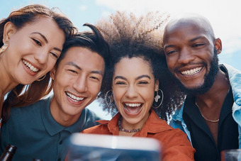 多样化的集团朋友手机自拍成键非洲美国女人非洲式发型微笑采取<strong>图片</strong>小集团社会媒体千禧一代<strong>科技</strong>