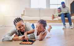 非洲美国家庭成键休息室首页黑色的妈妈。玩游戏女儿男孩阅读书父亲背景家庭有趣的