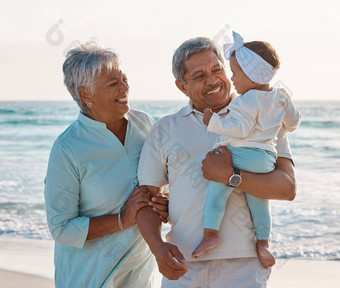 孙子带<strong>幸福生活</strong>拍摄高级夫妇海滩可爱的（外）孙女