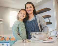 标志妈妈。女儿烘焙竞争拍摄妈妈烘焙女儿厨房首页